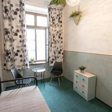 Vandrarhem 33 *
