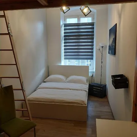 Vandrarhem 33 *